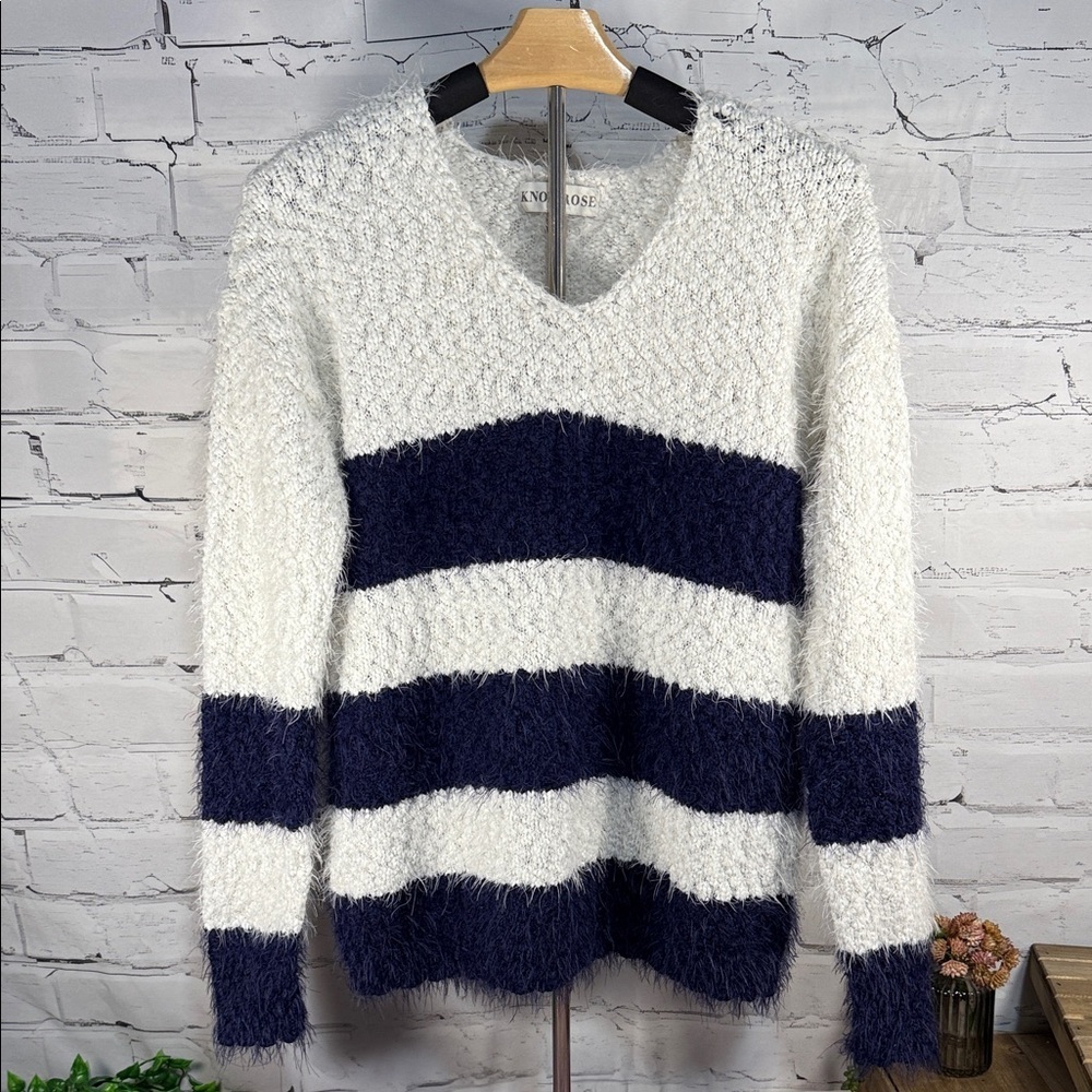 Knox Rose Fuzzy Eyelash Pullover White and Navy‎ V-Neck Sweater